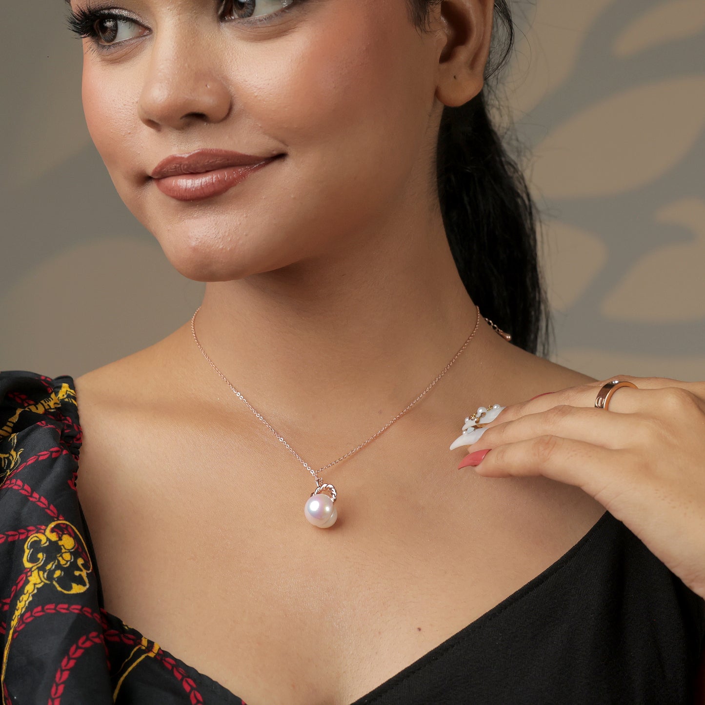 Elegant Pearl Pendant Necklace with Twisted Rose Gold Hoop – Timeless Sophistication